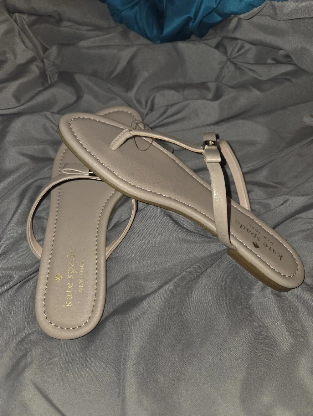 NWT- kate spade Pinkish Cream Leather Thong Sandals With Bow Accent Size: 7